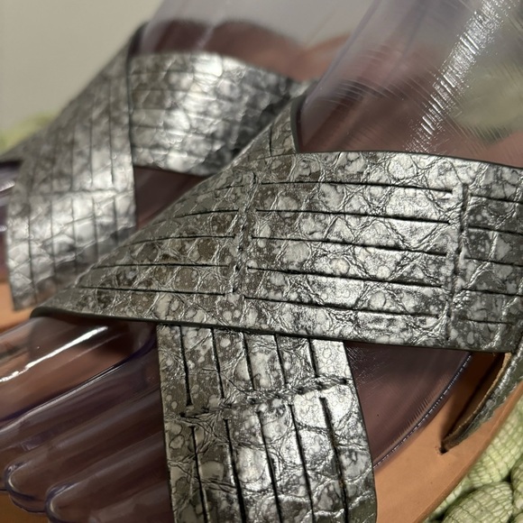 NWOB Trask Hurricane Crossover Metallic Silver Leather Slip On Flat Sandals - Picture 4 of 8
